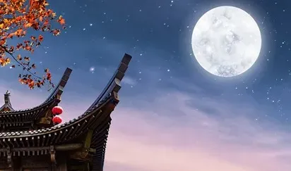 传统中式建筑屋顶,挂着红灯笼,夜空繁星点点,一轮明月高悬,前景有秋叶。